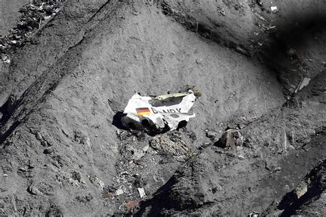 accident avion hublot pilote|Crash de l'A320 de Germanwings — Wikipédia.